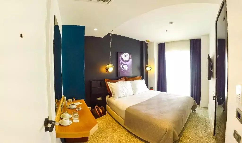 اتاق Maroon Tomtom Hotel